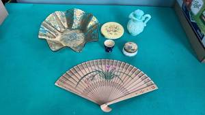 lot 167 image: Japanese Hand Fan with Powder Compacts and Floral Trinket Set