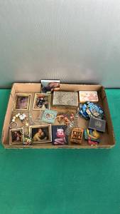 lot 173 image: Mixed Decorative Magnet Collection