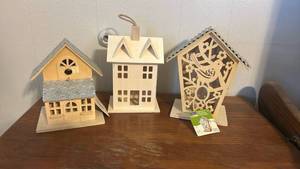 lot 222 image: Artminds Wooden Birdhouse Set