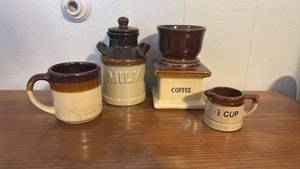 lot 233 image: Brown and Cream Kitchen Decor Set
