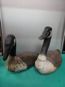 lot 56 image: Vintage Plastic Canada Goose Decoys