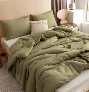 lot 2431 image: King Comforter  - Retail $0