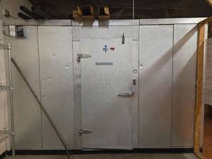 lot 7028 image: Mr. Winter Commercial Walk-in Freezer Unit Model 6145-20