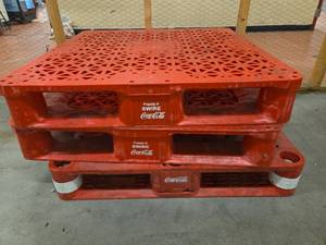 lot 7036 image: (8) Industrial Plastic Pallets - Coca Cola &amp A-B&nbsp