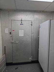 lot 7060 image: Bally Walk-in Keg Cooler 8ftx8ft With Floor