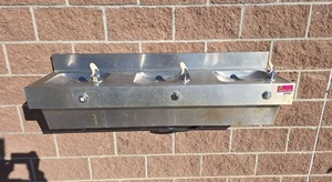 lot 7064 image: Elway 52 3-Head Water Fountain For Outside Use