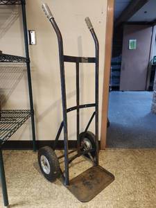 lot 6562 image: Rubbermaid Tuffmade 4530 Hand Truck