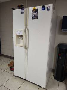 lot 6638 image: GE Side-by-Side Refrigerator GSS25LGPA