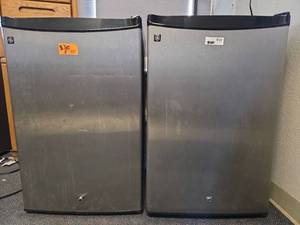 lot 7301 image: GE Compact Mini Refrigerator Model SMR04DAPBBS - Set of 2