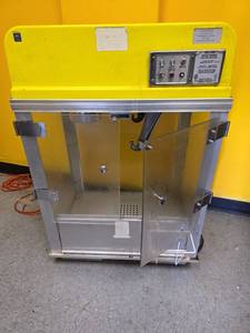 lot 7317 image: Deluxe Whiz Bang Commercial Popcorn Machine Model 2005