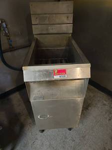 lot 7320 image: Pitco Frialator 40lb Commercial Deep Fryer