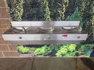 lot 7333 image: Elkay Triple Basin Water Fountain