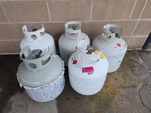 lot 8329 image: 20lb Propane Tanks - Set of 5