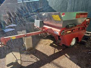 lot 2510 image: TORO Top Dresser 2500 Professional Turf Spreader