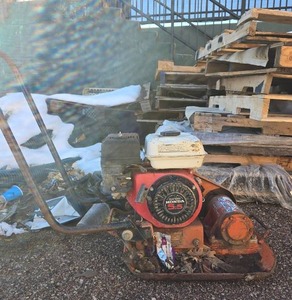 lot 2521 image: Honda GX160 5.5HP Gas Engine Powered Compactor