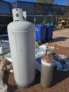 lot 2526 image: Gas Cylinders - Set of 2