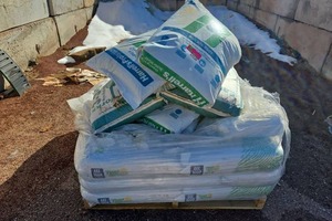 lot 2539 image: Bulk Lot of Harrells Pro  and Earth Works Fertilizer  - Approx 20
