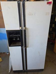 lot 2559 image: Kenmore Coldspot Side-by-Side Refrigerator with IceWater Dispenser Model 106.9552812