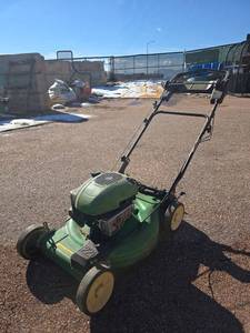 lot 2562 image: John Deere 22 Push Lawn Mower