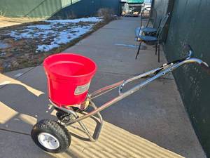 lot 2574 image: Earthway 2150 Commercial Seed Spreader