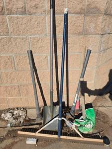 lot 2577 image: Assortment of Garden Tools
