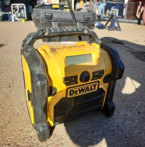 lot 2618 image: DeWalt DCR018 Jobsite Radio