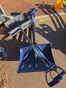 lot 2629 image: Snow Shovels - Set of 6