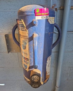 lot 2635 image: Campbell Hausfeld ET2000 8-Gallon Air Tank