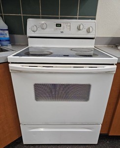 lot 2713 image: Inglis Electric Range Model IES355RQ