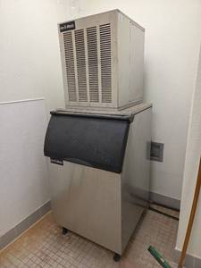 lot 2730 image: Air Cooled Ice-O-Matic B55PSB Commercial Ice Machine