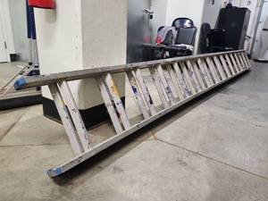 lot 2792 image: 32ft Werner Commercial Extension Ladder