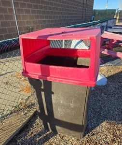 lot 6687 image: Outdoor Plastic Trash Can With Lid