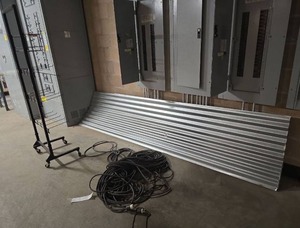 lot 6722 image: Metal Merchandise Rack, Extension Cord, and (3) 10ft Sheets of Metal