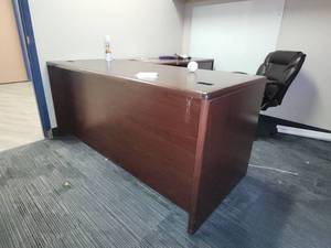 lot 6761 image: L-Shaped Desk w Office Chair
