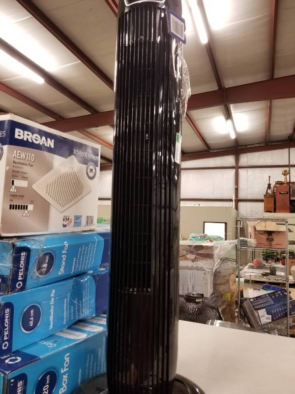 lot 4340 image: Pelonis 36-in 3-speed Oscillating Tower Fan