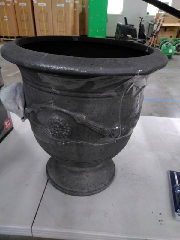 lot 4440 image: Allen and Roth flower planter