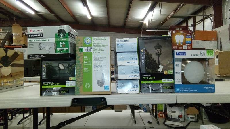 lot 4455 image: Lighting items