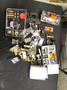 lot 4253169 image: Bundle of Misc Home Depot Items