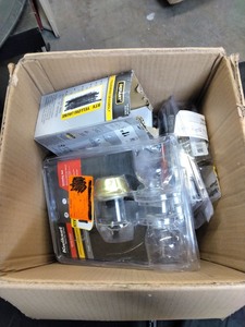 lot 4253170 image: Bundle of Misc Home Depot Items