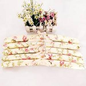 lot 6173 image: Flower pattern clothes hangers pack of 10