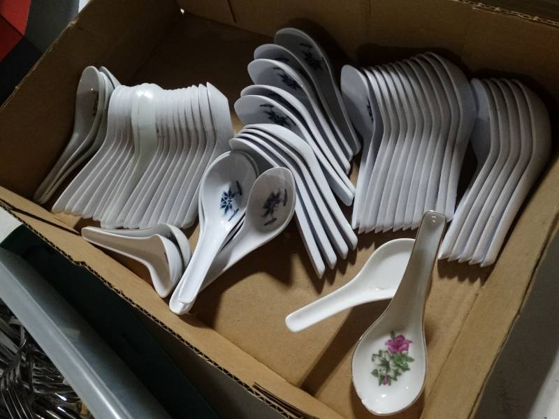 lot 5914 image: Lot of porcelain soup spoons
