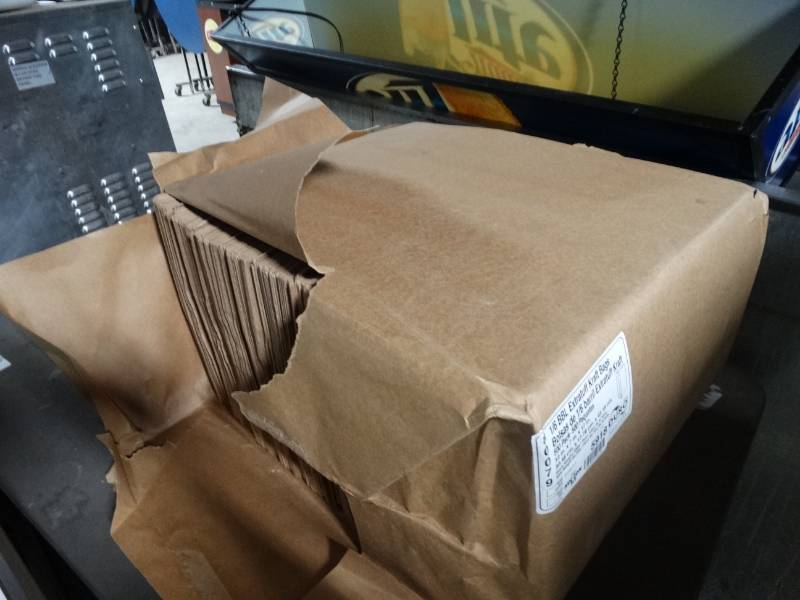 lot 5918 image: Case of 500 new paper sacks