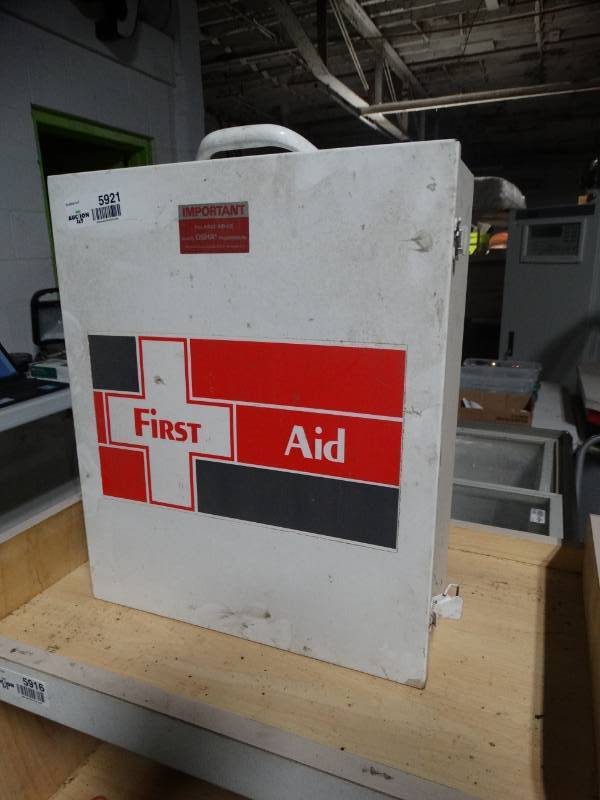 lot 5921 image: Metal first aid kit cabinet
