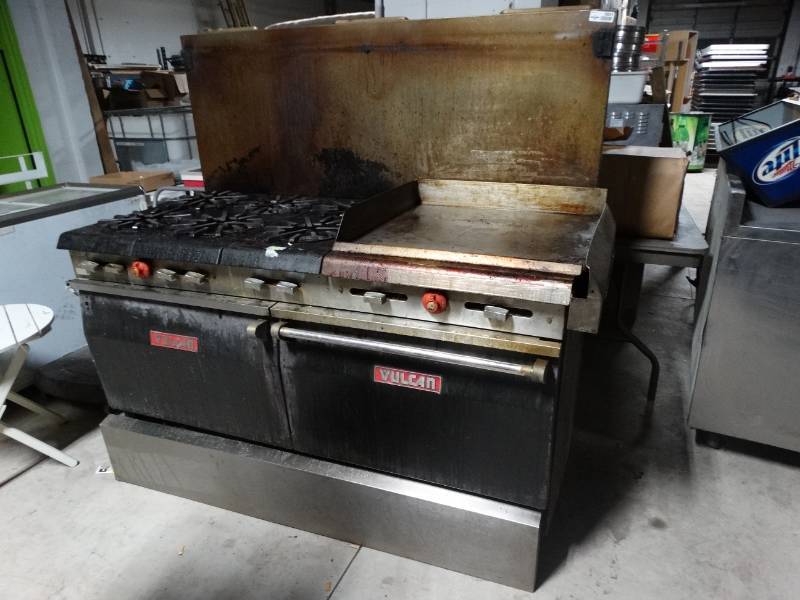 lot 5931 image: Vulcan commercial 6 burner range 24 flat grill w double oven- Natural gas