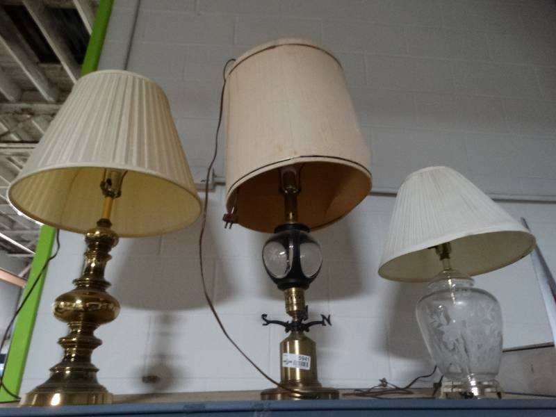 lot 5941 image: 3 table lamps w shades