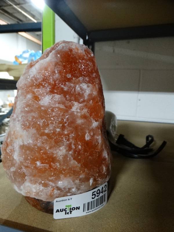lot 5942 image: Himalayan salt rock lamp- New