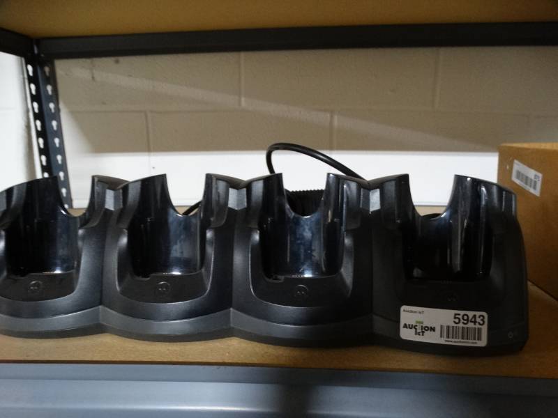 lot 5943 image: Motorola handheld 4 bank charger