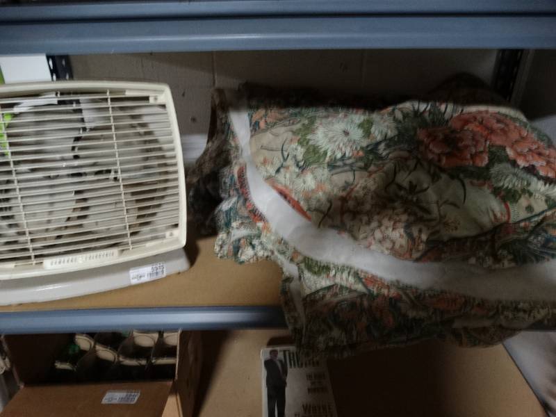lot 5945 image: Table fan & comforter