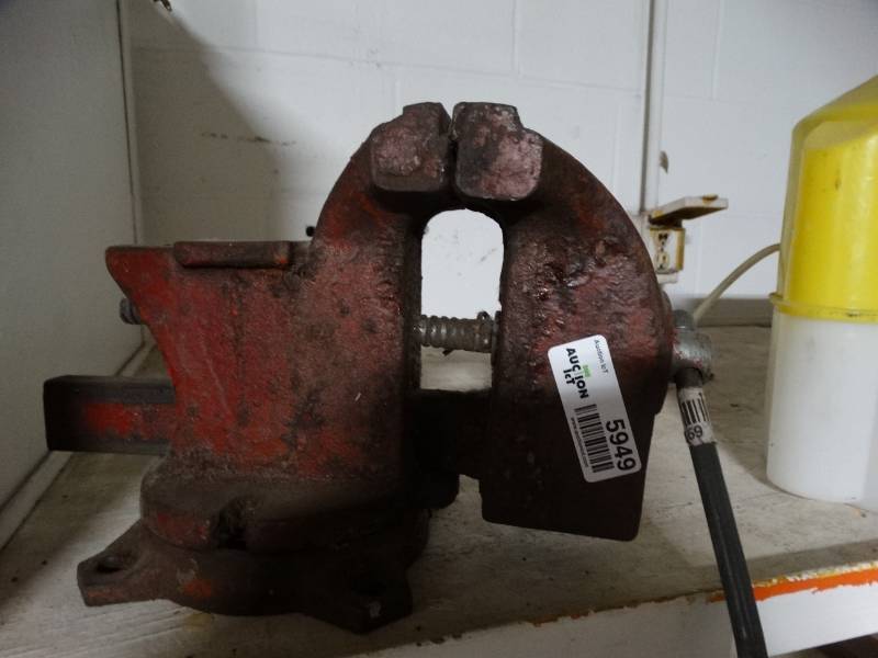 lot 5949 image: Large bench vise