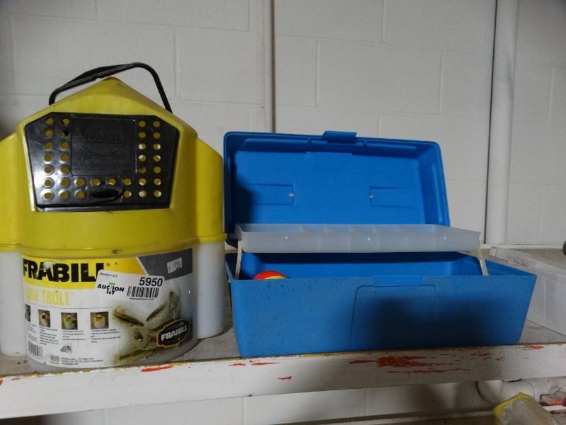 lot 5950 image: Bait bucket & tackle box